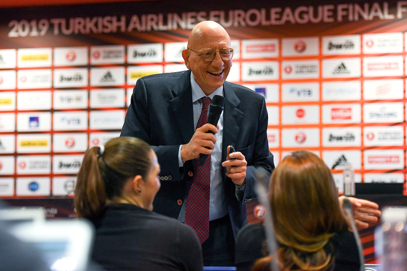 Profesor Massimo Coccia en el panel de profesores de la Euroliga Basket Sports Business MBA